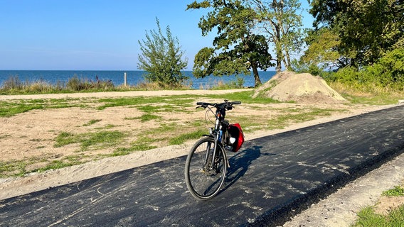 Blick auf ein Fahrrad auf dem fast fertigen Radfernweg Blick auf ein Fahrrad auf dem fast fertigen Radfernweg © Christopher Niemann Foto: Christopher Niemann