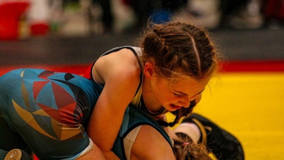 Die Ringerin Hanna Steinmeyer aus Grimmen ringt eine Gegnerin nieder. © Athletic Energy e.V. 