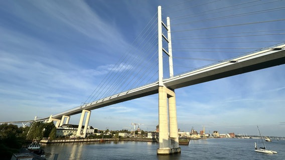 Die Rügenbrücke Stralsund von unten in einer totalen Ansicht mit dem Strelasund. © Hansestadt Stralsund Foto: Hansestadt Stralsund