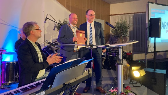Wirtschaftsminister Wolfgang Blanck übergibt in Jarmen einen Förderbescheid. © NDR 
