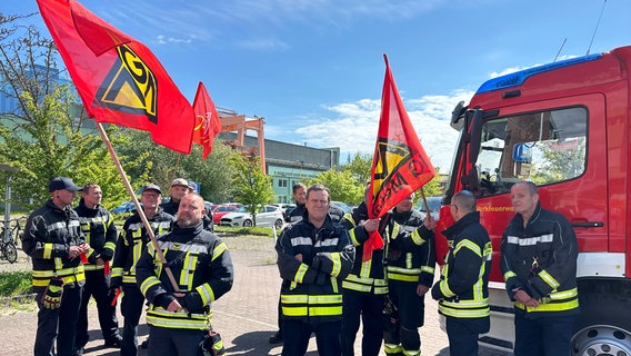 Feuerwehrleute demonstrieren vor der Volkswerft Stralsund © NDR Foto: Mathias Marius Krüger