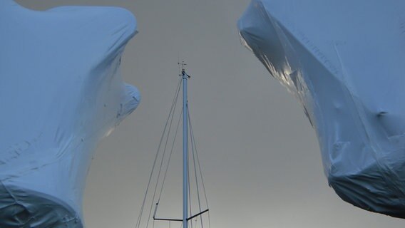 Bugspitzen zweier winterfest eingeschweißter Yachten in der Marina Kröslin, © NDR Foto: Wolfgang Devantier aus Koserow