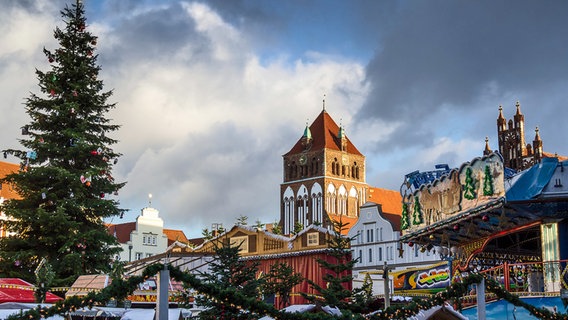 Blick über den Greifswalder Weihnachtsmarkt auf die Marienkirche © NDR Foto: Uwe Kantz aus Hinrichshagen
