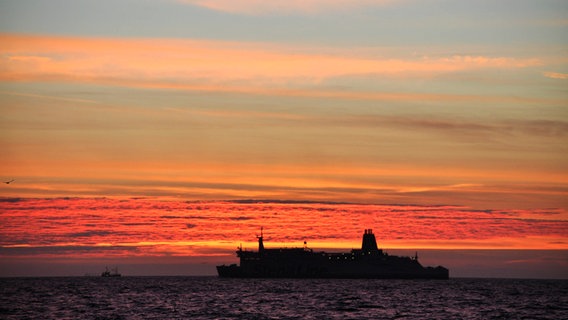 Fähre fährt auf Ostsee vor einem Sonnenaufgang © NDR Foto: Max Bachmann aus Sassnitz