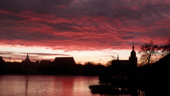 Rote Wolken über Stralsund bei Sonnenaufgang © NDR Foto: Daniela Dietze aus Samstens