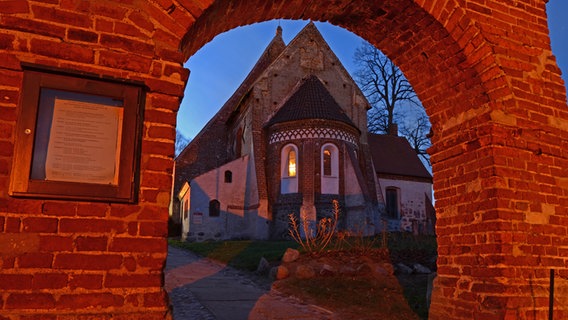 kleine historische Kirche hinter einem steinernden Torbogen © NDR Foto: Jörg Richter aus Sassnitz