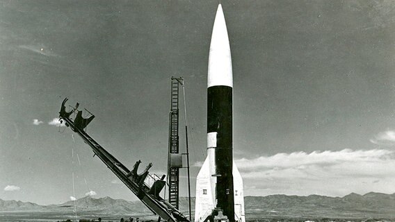 Test-Start einer V2- Rakete auf dem White Sands Proving Ground in Las Cruces (New Mexico/USA). © picture-alliance/akg-images 