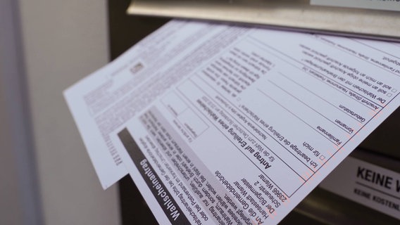 Zwei Wahlbenachrichtigungen stecken in einem Briefkasten. © NDR Foto: Christoph Woest
