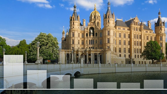 Ein Balkendiagramm vor dem Schweriner Schloß. © Fotolia Foto: Mapics