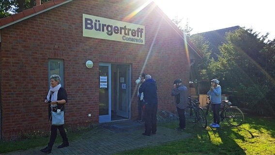 Menschen stehen am Sonntag vor dem Wahllokal in Consrade bei Schwerin. © NDR Foto: NDR