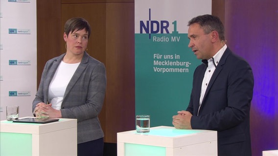 Eva-Maria Kröger blickt auf Michael Ebert, der beim Wahl-Talk von NNN und NDR MV auf eine Frage antwortet. © NDR 