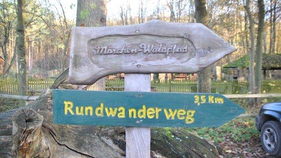 Holzschild mit der Aufschrift Märchen-Waldpfad in Rothemühl.  