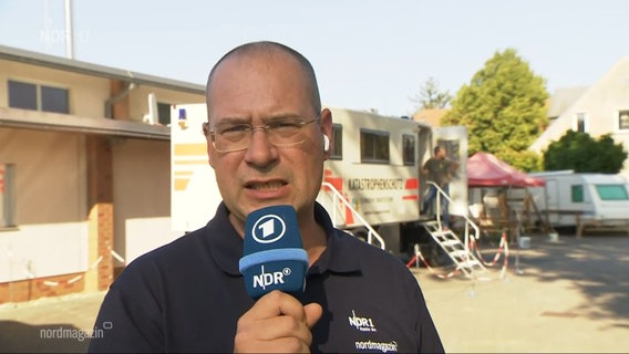 NDR Reporter Christoph Kümmritz berichtet von den Waldbränden in Lübtheen und Hagenow © NDR 