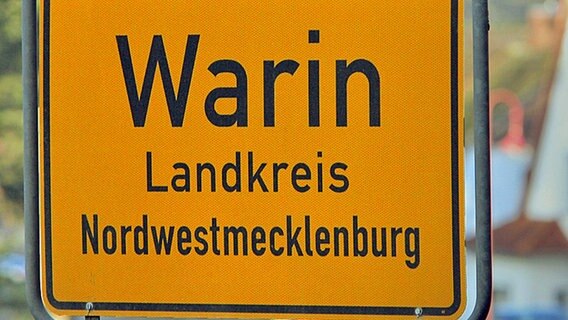 Das Ortsschild von Warin im Landkreis Nordwestmecklenburg. © dpa Foto: Bernd Wüstneck