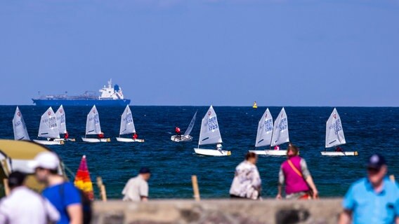Bis zum 10.07.2022 gibt es im Ostseebad segelsportliche Höchstleistungen und zudem ein umfangreiches Rahmenprogramm. © dpa-Bildfunk Foto: Jens Büttner/dpa