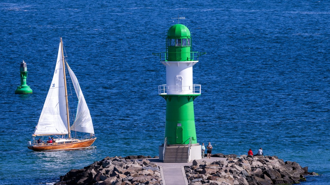 Warnemünde: Motorboot mit sechs Menschen gekentert