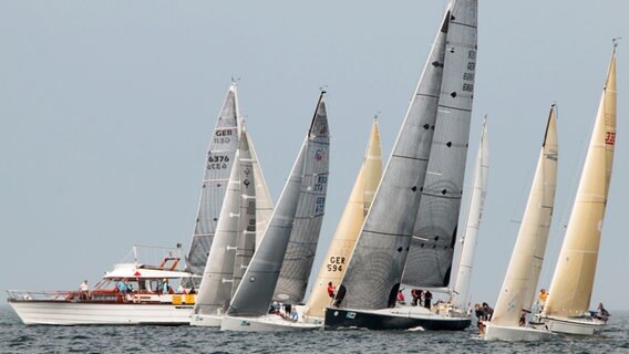 Yachten eröffnen die Regatten der Warnemünder Woche. © warnemuender-woche.com Foto: Pepe Hartmann