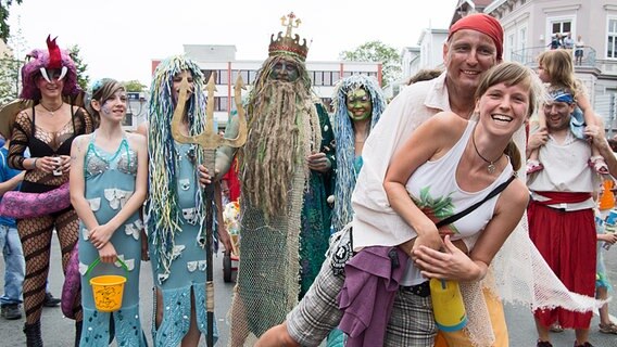 Neptun und sein Gefolge eröffnen die Warnemünder Woche. © warnemuender-woche.com Foto: Pepe Hartmann