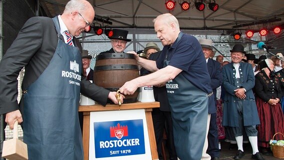 Bürgermeister Roland Methling eröffnet traditionell die Warnemünder Woche mit dem Anstich eines Bierfasses. © warnemuender-woche.com Foto: Pepe Hartmann