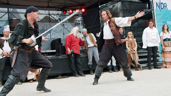 Eine Darbietung der Schauspieler des Piraten Open Air bei der Eröffnungsfeier der Warnemünder Woche. © warnemuender-woche.com Foto: Pepe Hartmann