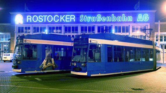Rostock: Straßenbahnen stehen auf dem Hof der Rostocker Straßenbahn AG. © picture alliance Foto: Bernd Wüstneck/dpa