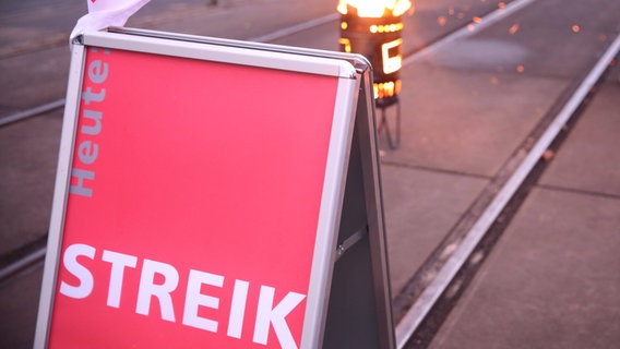 Streik bei der Straßen·bahn in Rostock. © IMAGO / BildFunkMV 