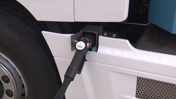 Bild von der Einweihung der ersten Wasserstoff-Tankstelle für Lkw in Mecklenburg-Vorpommern, am 21. Oktober 2022 in Rostock-Laage. © NDR Foto: Screenshot