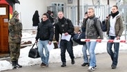 Junge Männer passieren das Tor der Kaserne Fünfeichen in Neubrandenburg. © picture alliance / dpa Foto: Bernd Wüstneck