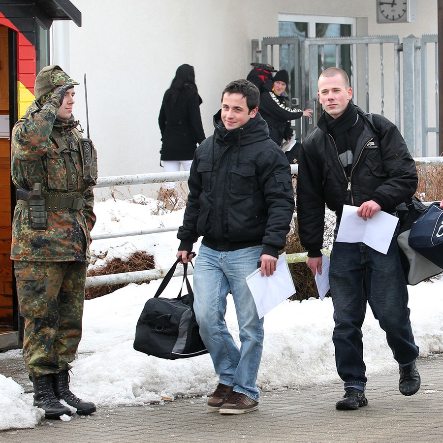 Junge Männer passieren das Tor der Kaserne Fünfeichen in Neubrandenburg. © picture alliance / dpa Foto: Bernd Wüstneck