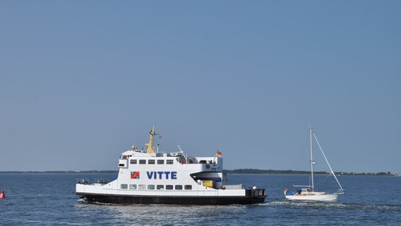 Eine weiße Fähre mit der Aufschrift "VITTE" ist auf der Ostsee unterwegs. © Janet Lindemann Foto: Janet Lindemann