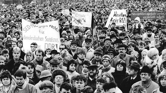 Rund 15.000 Menschen auf einer Demonstration am 7. Januar 1990 in Neubrandenburg gegen Terror und Neofaschismus und für eine souveräne DDR nach einem Aufruf der SED-PDS. © Das Bundesarchiv Foto: Benno Bartocha