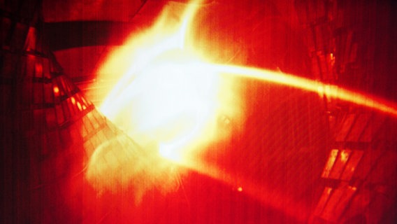 Farbig aufbereitetes Computerbild zeigt erstes Plasma aus der Kernfusionsforschung. © dpa-Zentralbild Foto: Stefan Sauer
