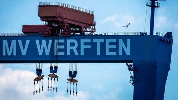 Laufkatzen hängen am Bockkran der ehemaligen MV-Werft. Nach dem Kauf der Werft durch den Bund sollen in Rostock möglichst schnell Marineschiffe gewartet und repariert werden. © dpa Foto: Jens Büttner