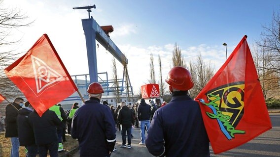 Schiffbauer haben sich vor dem Warnemünder Standort der insolventen MV-Werften zu einer Kundgebung eingefunden. © dpa-Bildfunk Foto: Bernd Wüstneck