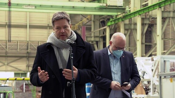 Wismar: Robert Habeck (r, Bündnis 90/Die Grünen), Bundesminister für Wirtschaft und Klimaschutz, bei seinem Besuch auf der insolventen MV-Werft in Wismar. © NDR Foto: NDR