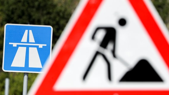 Eine Sperrung auf der Autobahn. © picture alliance/dpa Foto: Jan Woitas