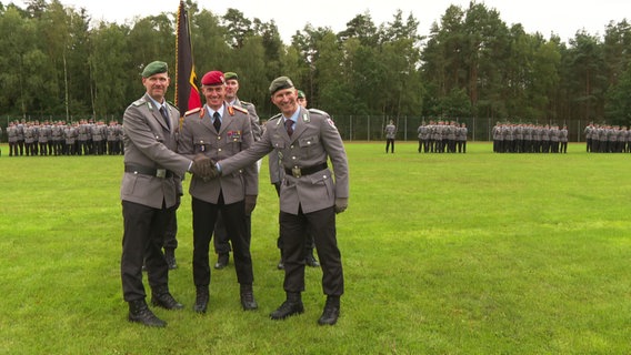 Oberstleutnant Lars Neitzel, General Ralf Peter Hammerstein und Oberstleutnant Frank Magnus. © NDR Screenshots Foto: NDR Screenshots