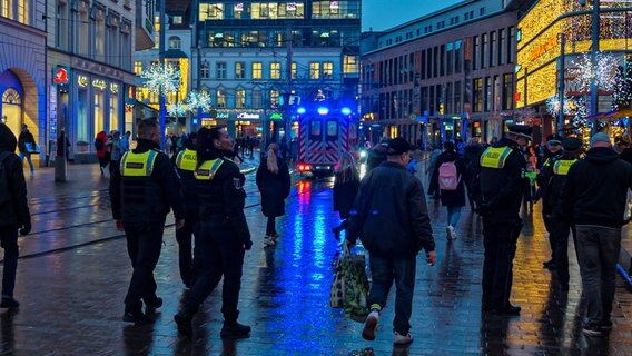 Auf Streife mit der Polizei am Marienplatz und auf dem Schweriner Weihnachtsmarkt. © Christoph Loose 