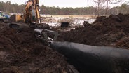 Moorbagger verlegt mit einem Pflug Dichtungsbahnen im Grambower Moor © NDR 