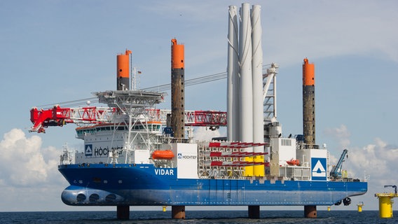 Das Hubschiff "Vidar" steht beladen mit Bauteilen für den Ostsee-Windpark EnBW Baltic 2 im Baufeld des Windparks auf der Ostsee bei Sassnitz. © dpa-Bildfunk Foto: Stefan Sauer