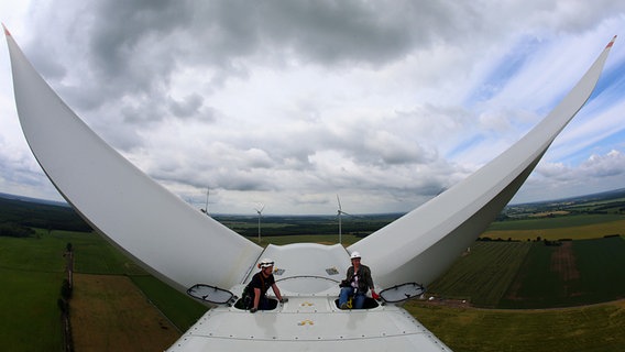 Servicetechniker arbeiten am 12.06.2014 auf einer der neuen Windkraftanlagen vom Typ Vetstas V112 im neuen Windpark in Barkhagen. © dpa-Bildfunk Foto: Jens Büttner