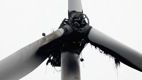 Sarow: Eine vom Feuer zerstörte Windkraftanlage steht in Ganschendorf bei Sarow. © dpa-Bildfunk Foto: Bernd Wüstneck/dpa-Zentralbild/dpa