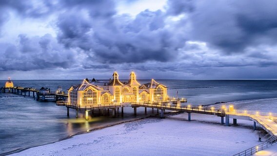 Anbrechender Morgen an der Seebrücke Sellin auf der Insel Rügen © NDR Foto: Mario Frost