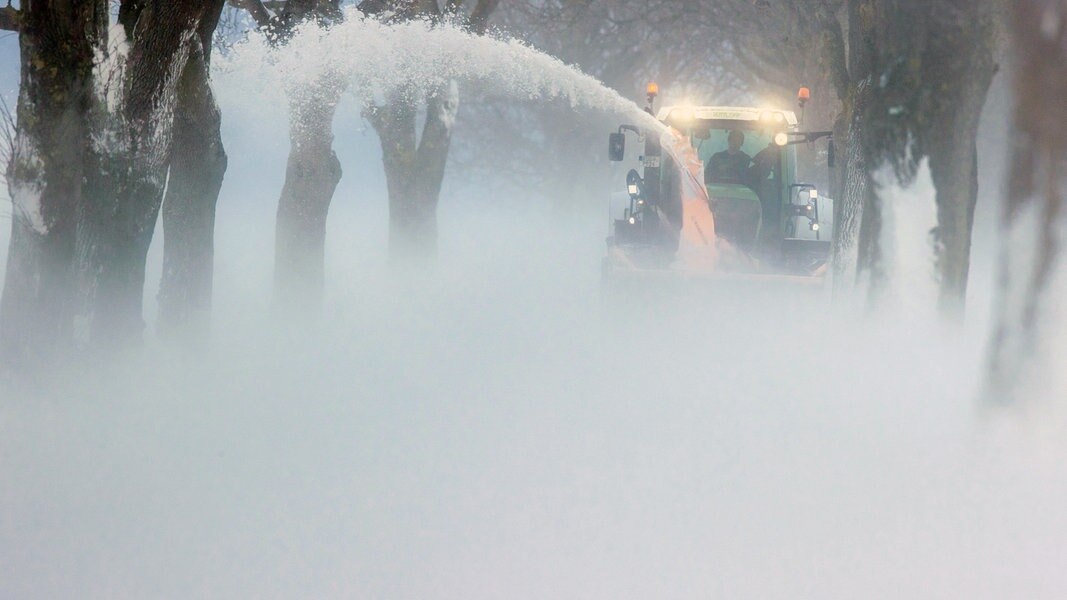 Sturm und Schnee auf Rügen: Autos stecken fest