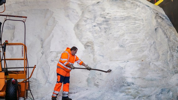 Ein Mitarbeiter schaufelt Streusalz im Salzlager der Straßenmeisterei. © dpa-Bildfunk Foto: Jens Büttner