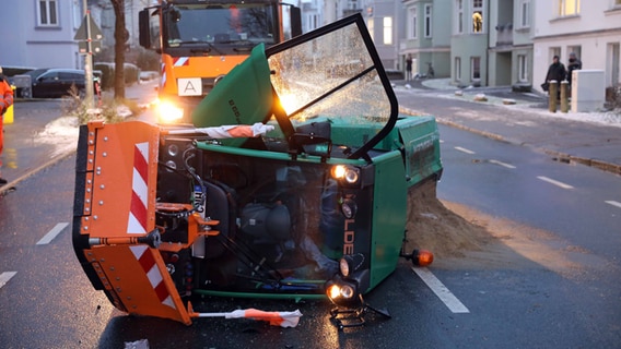 Ein Winterdienst-Fahrzeug ist in der Rostocker Innenstadt verunfallt. © Stefan Tretropp Foto: Stefan Tretropp