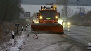 Ein Schneeräumdienst räumt eine verschneite Straße © ndr.de Foto: ndr.de