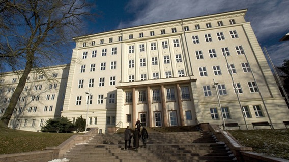 Blick auf das Wirtschaftsministerium von Mecklenburg-Vorpommern. © dpa-Report Foto: Jens Büttner