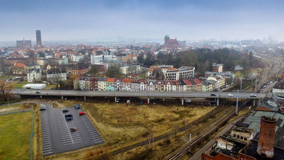Luftbild von Wismar mit der Hochbrücke (Rostocker Straße) im Vordergrund. © NDR Foto: Georg Hundt