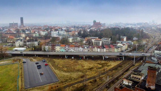 Luftbild von Wismar mit der Hochbrücke (Rostocker Straße) im Vordergrund. © NDR Foto: Georg Hundt